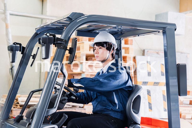 現場でフォークリフトを運転する男性作業員