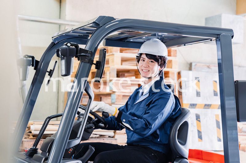 現場でフォークリフトを運転する男性作業員