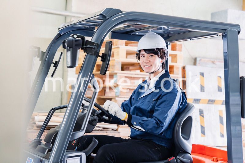 現場でフォークリフトを運転する男性作業員