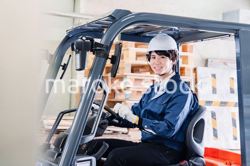 現場でフォークリフトを運転する男性作業員