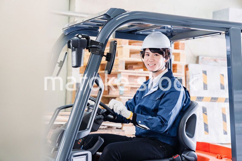 現場でフォークリフトを運転する男性作業員