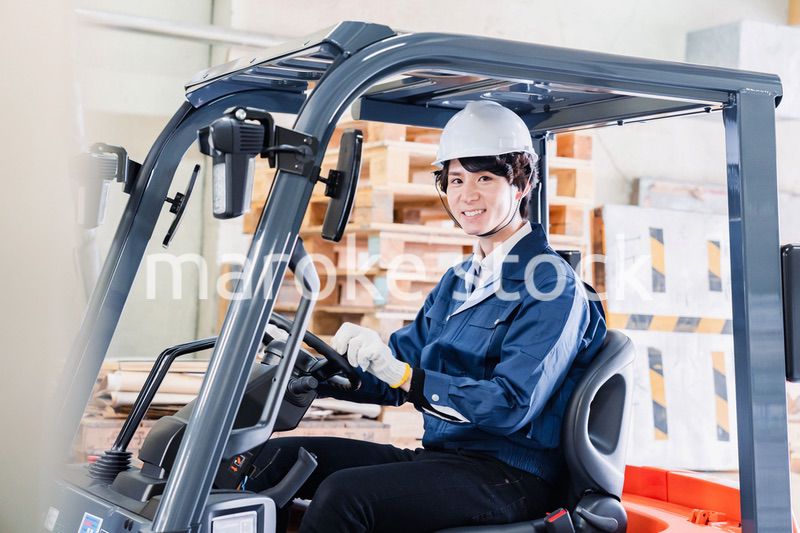 現場でフォークリフトを運転する男性作業員