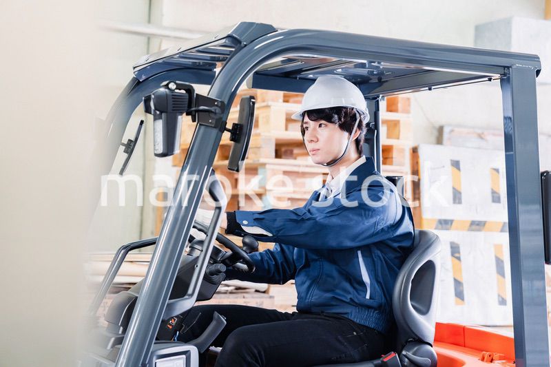 現場でフォークリフトを運転する男性作業員