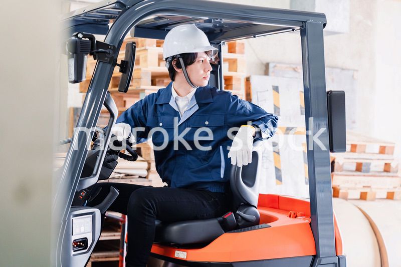 現場でフォークリフトを運転する男性作業員