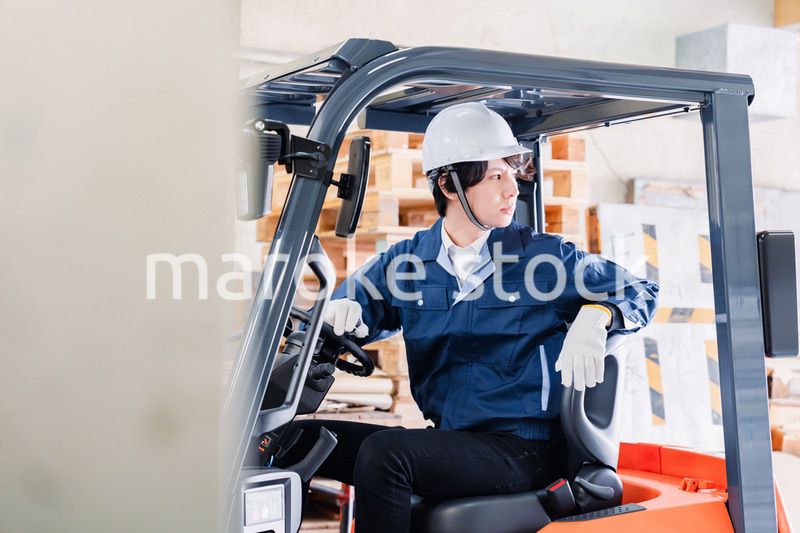 現場でフォークリフトを運転する男性作業員