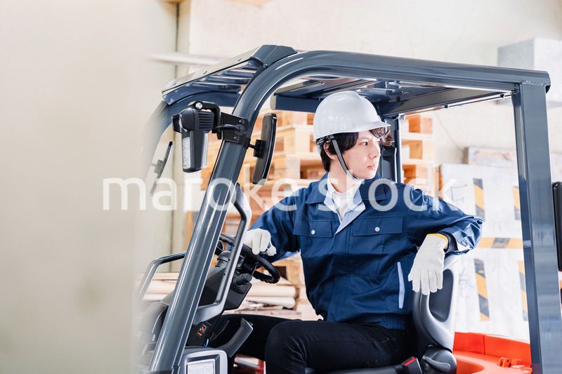 現場でフォークリフトを運転する男性作業員