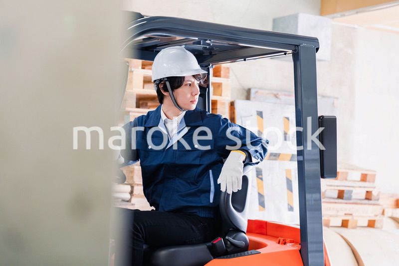 現場でフォークリフトを運転する男性作業員