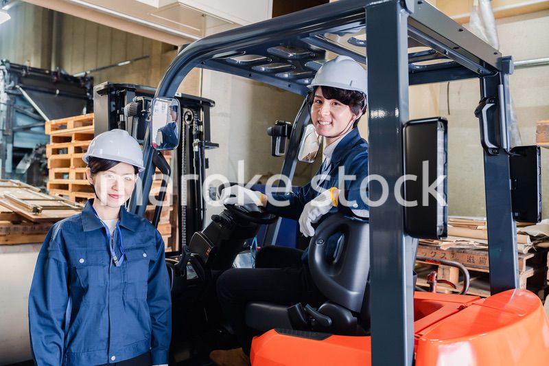 物流センターでパレットを扱うスタッフ