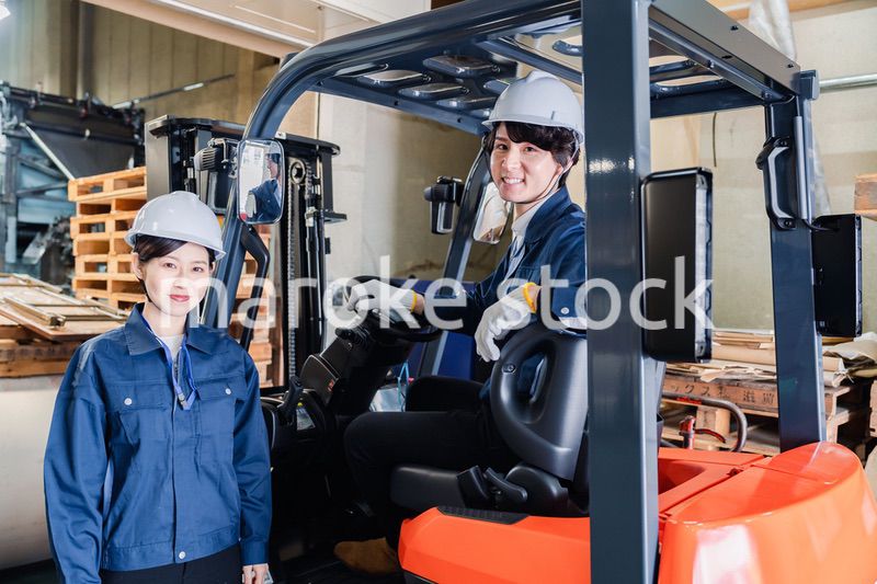 物流センターでパレットを扱うスタッフ