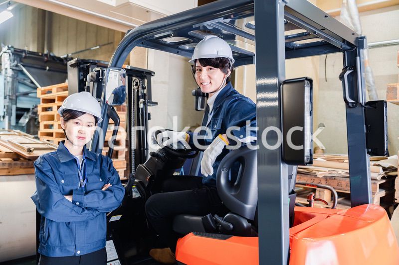 物流センターでパレットを扱うスタッフ