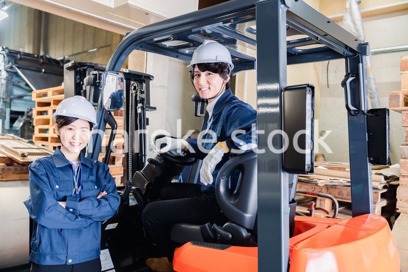 物流センターでパレットを扱うスタッフ