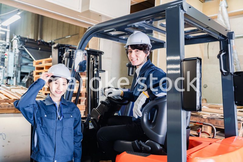 物流センターでパレットを扱うスタッフ