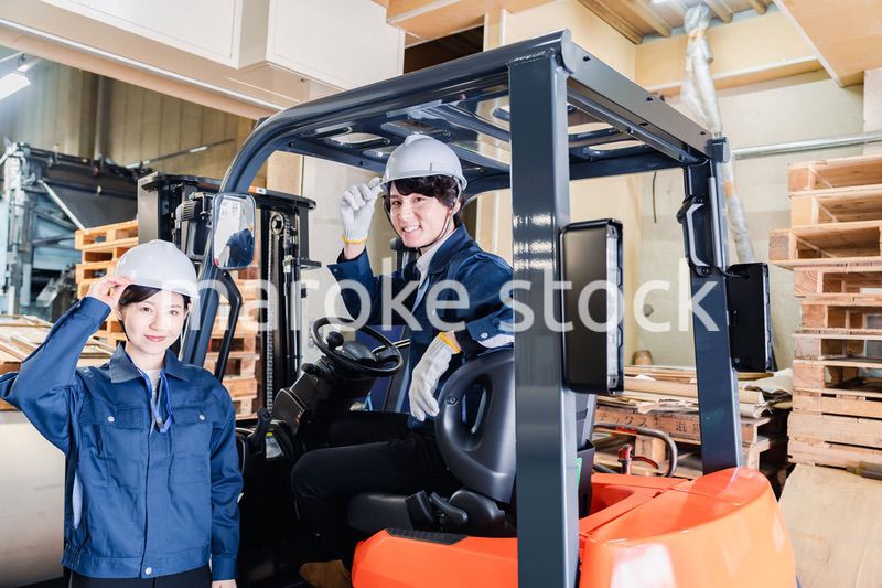 物流センターでパレットを扱うスタッフ