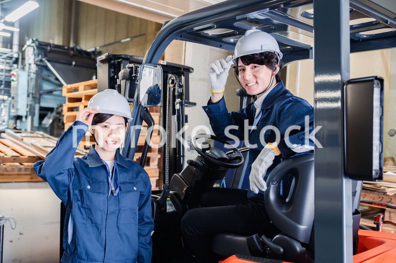 物流センターでパレットを扱うスタッフ