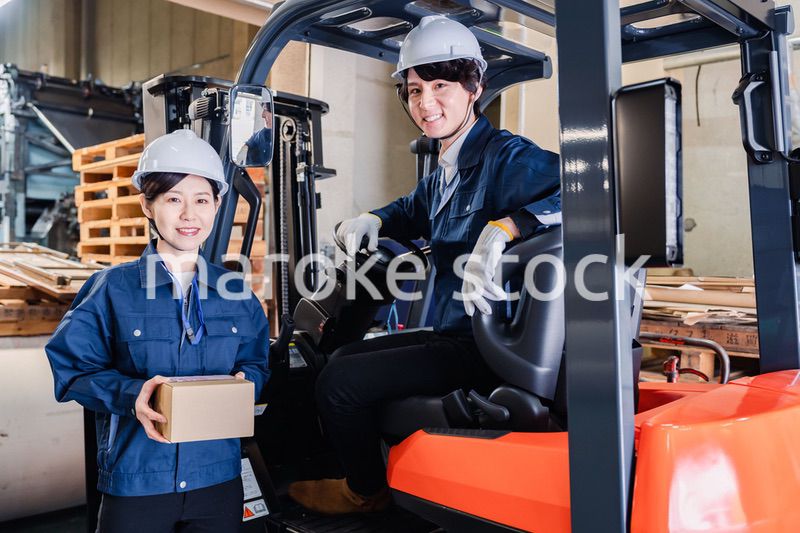 宅配便の配送センターで働くスタッフ