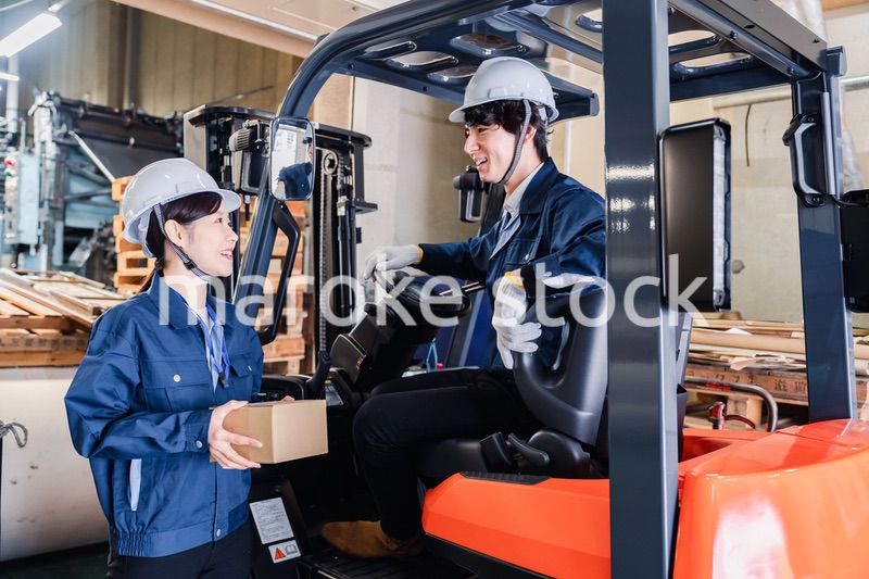 宅配便の配送センターで働くスタッフ