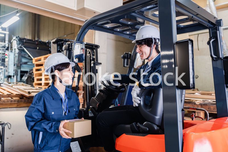 宅配便の配送センターで働くスタッフ