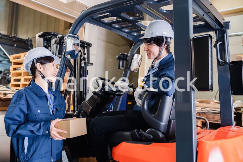 宅配便の配送センターで働くスタッフ