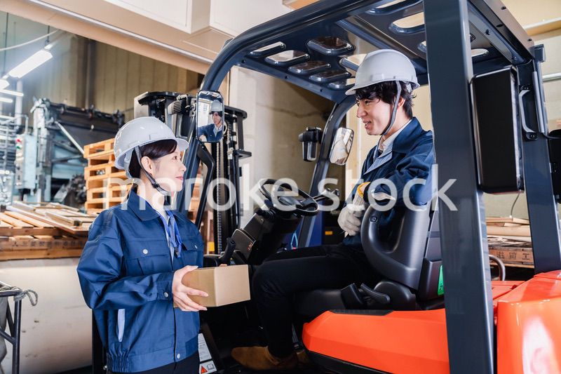 宅配便の配送センターで働くスタッフ