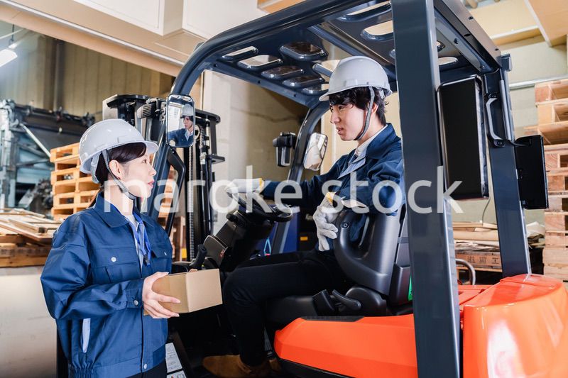 宅配便の配送センターで働くスタッフ