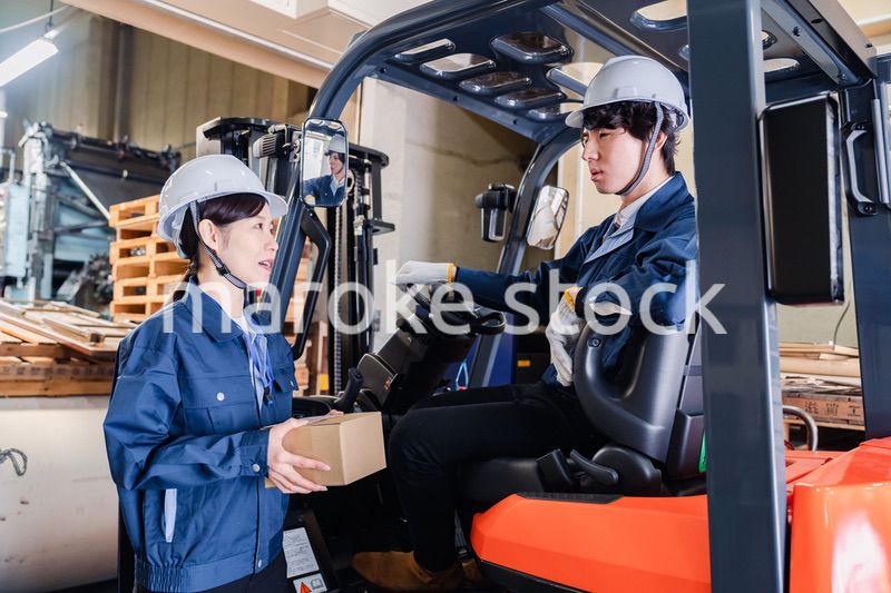 宅配便の配送センターで働くスタッフ