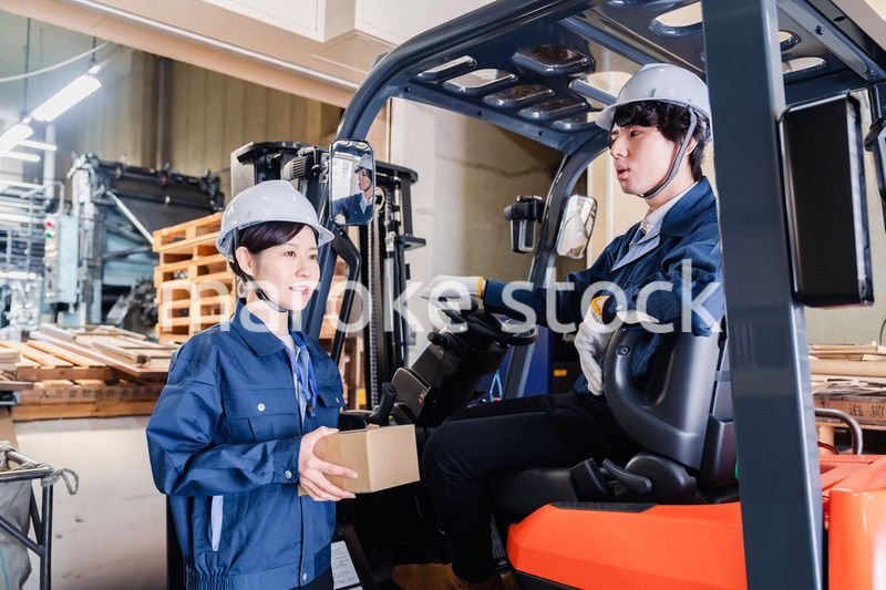 宅配便の配送センターで働くスタッフ