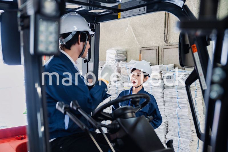 新聞の配送センターで働くスタッフ