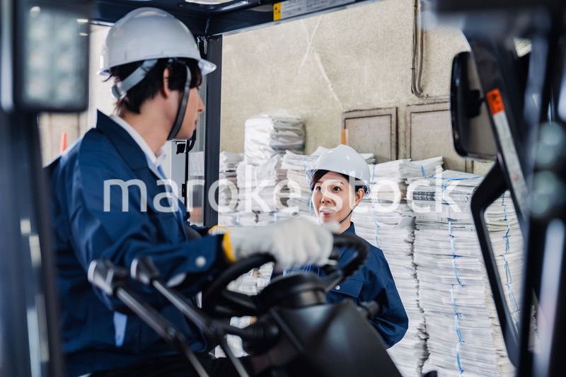 新聞の配送センターで働くスタッフ
