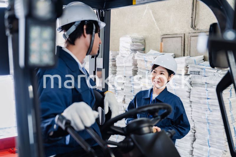 新聞の配送センターで働くスタッフ