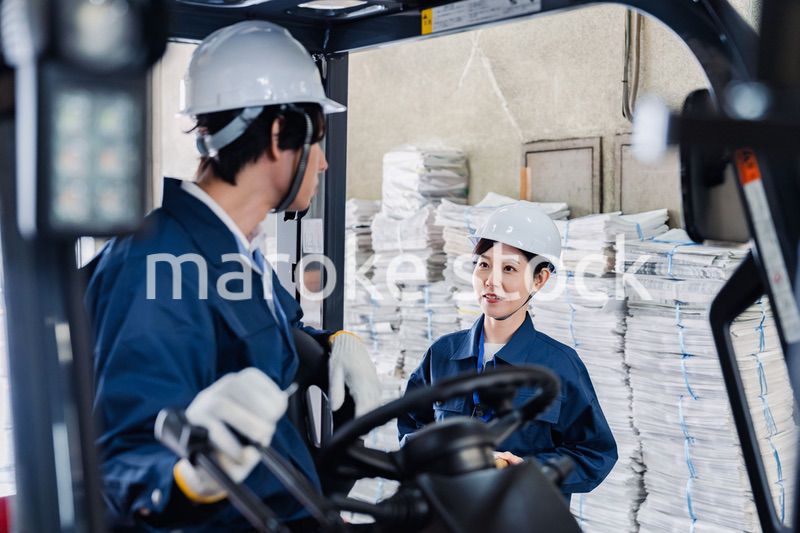 新聞の配送センターで働くスタッフ