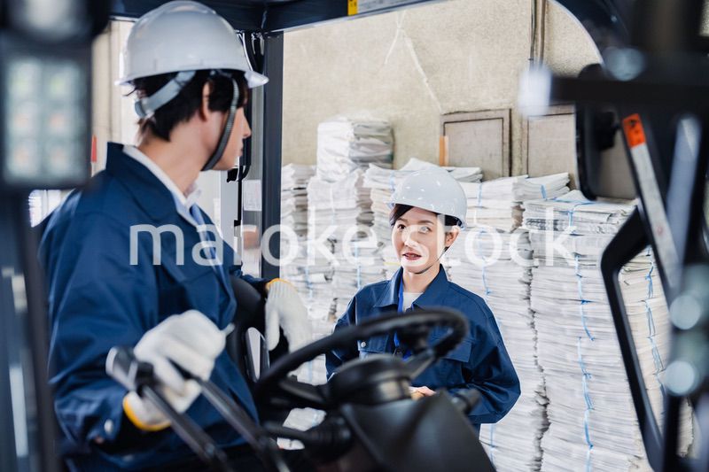 新聞の配送センターで働くスタッフ