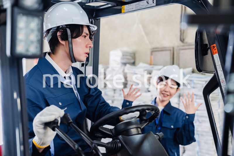 新聞の配送センターで働くスタッフ