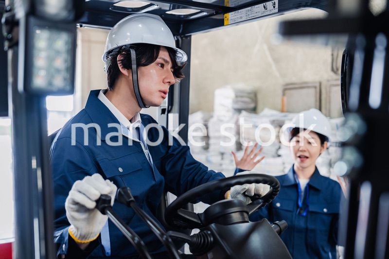 新聞の配送センターで働くスタッフ