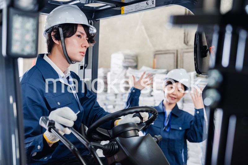 新聞の配送センターで働くスタッフ