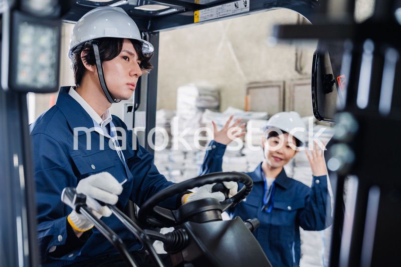 新聞の配送センターで働くスタッフ