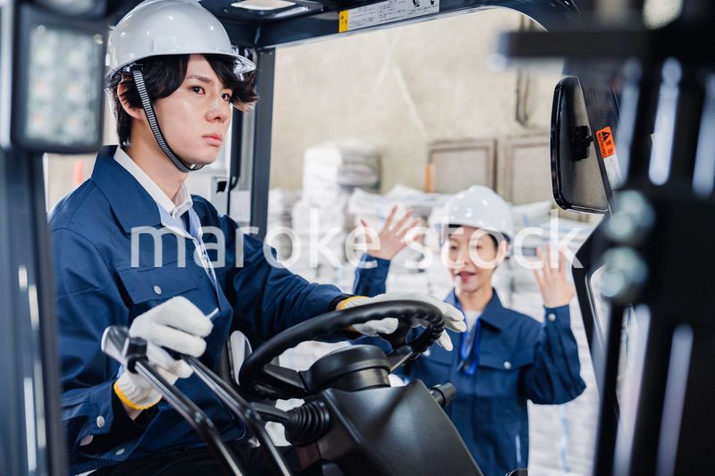 新聞の配送センターで働くスタッフ