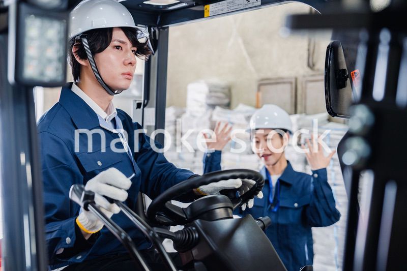 新聞の配送センターで働くスタッフ