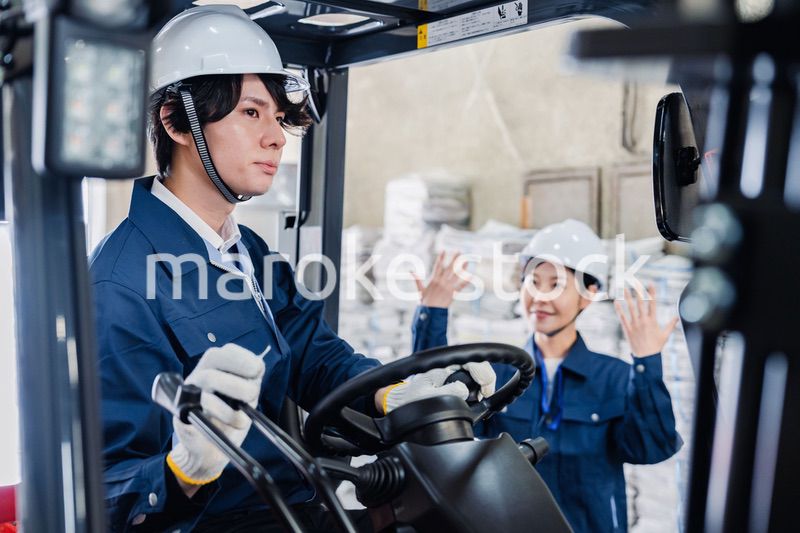 新聞の配送センターで働くスタッフ