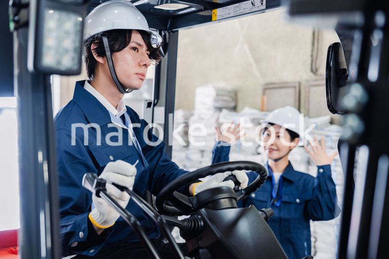 新聞の配送センターで働くスタッフ