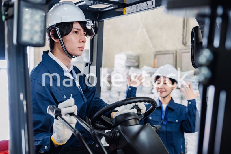 新聞の配送センターで働くスタッフ