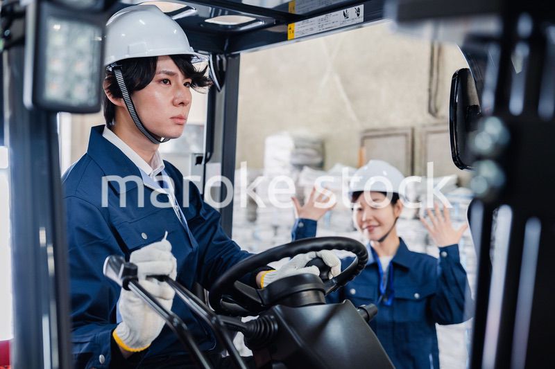 新聞の配送センターで働くスタッフ