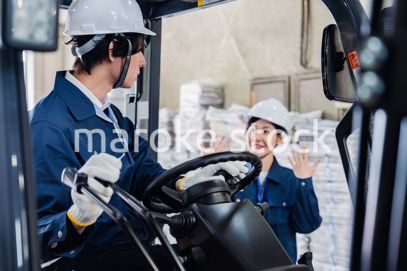 新聞の配送センターで働くスタッフ