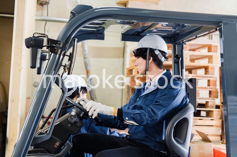 物流センターでパレットを扱うスタッフ