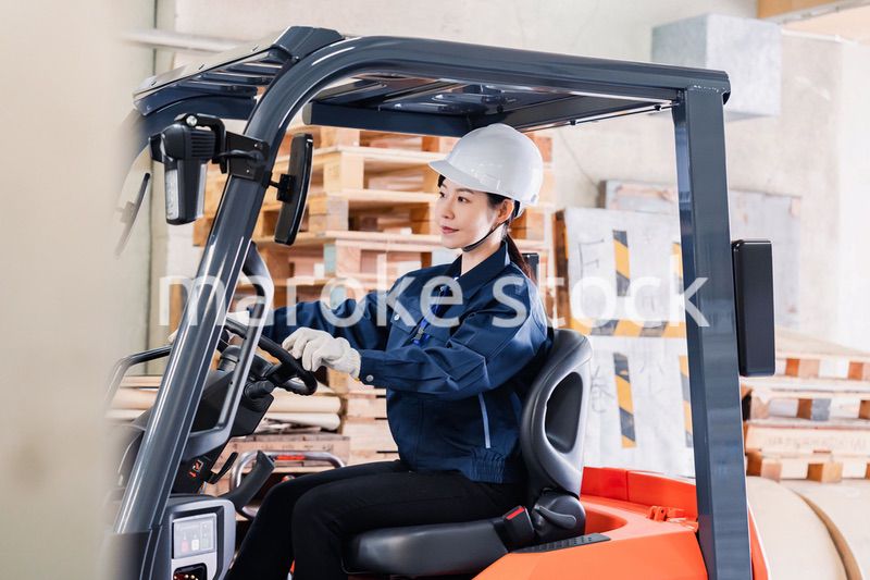 重機を操縦する女性作業員