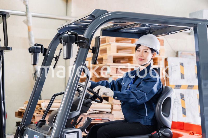 重機を操縦する女性作業員