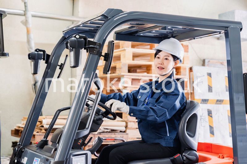 重機を操縦する女性作業員