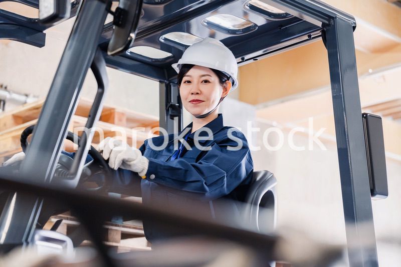 重機を操縦する女性作業員