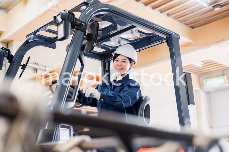 重機を操縦する女性作業員