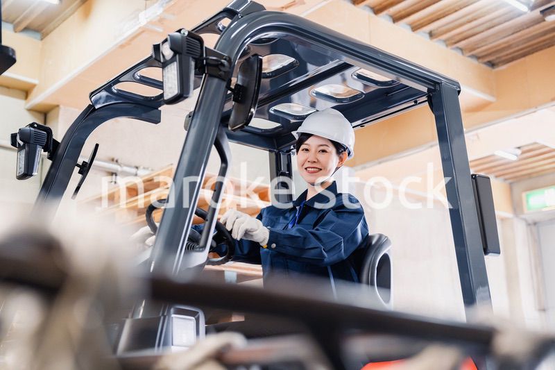 重機を操縦する女性作業員