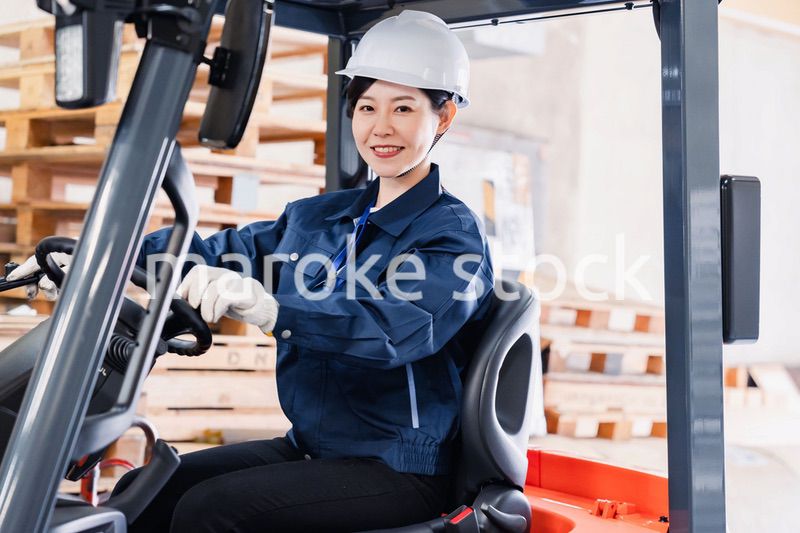 重機を操縦する女性作業員